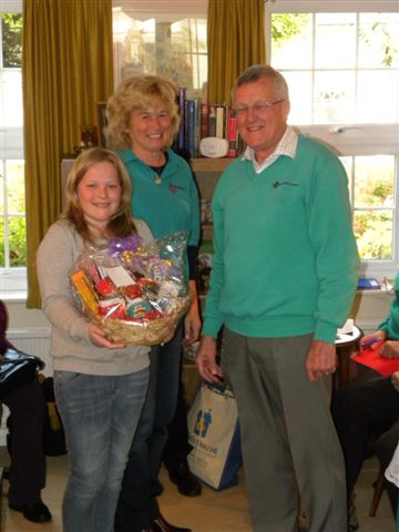 Richard Nunn, Chairman of Wimborne in Bloom presents the first prize in the
Raffle of a Hamper to the winner the Mayor's daughter Alisha Hampton and her
Grandmother Susie Gatrell