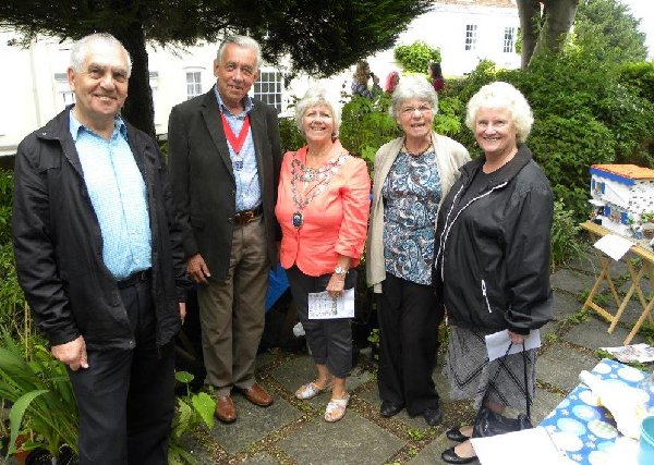 Mayoress visits gardens